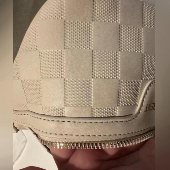 “Saint Laurent” White Crossbody Bag / Fanny Pack - Picture 4 of 4